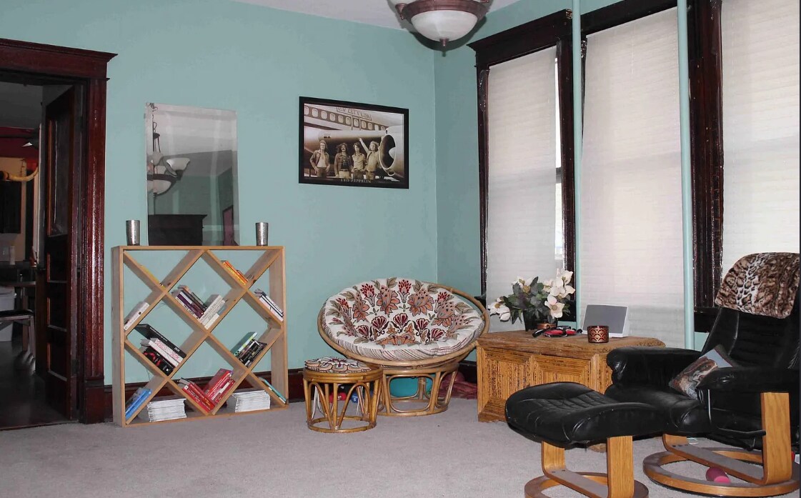 Building Photo - 1916 N Bartlett Ave