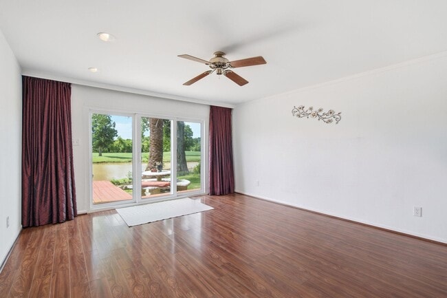 Building Photo - 2810 Lakeview Dr