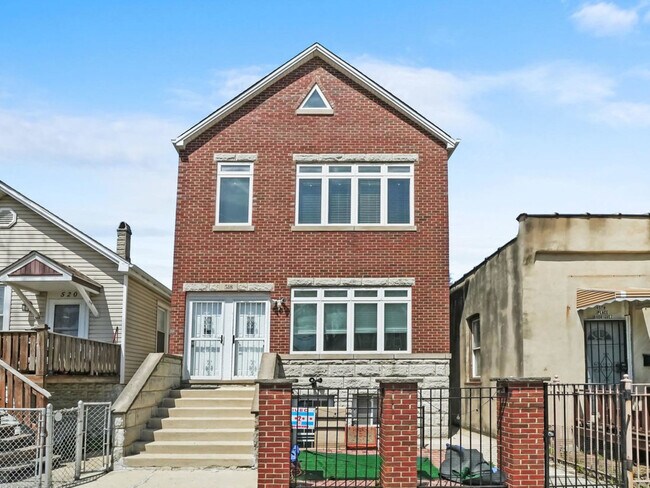 Building Photo - 518 W 45th Pl