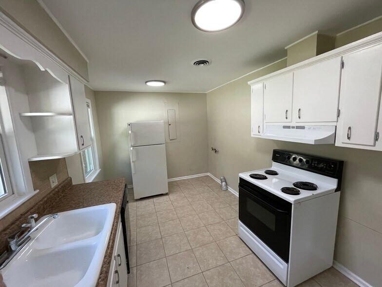 Kitchen 3 of 6 - 788 Crockett Dr