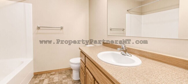 Building Photo - Very Nice 3 Bed 2.5 Bath Town house in River Rock Subdivision!
