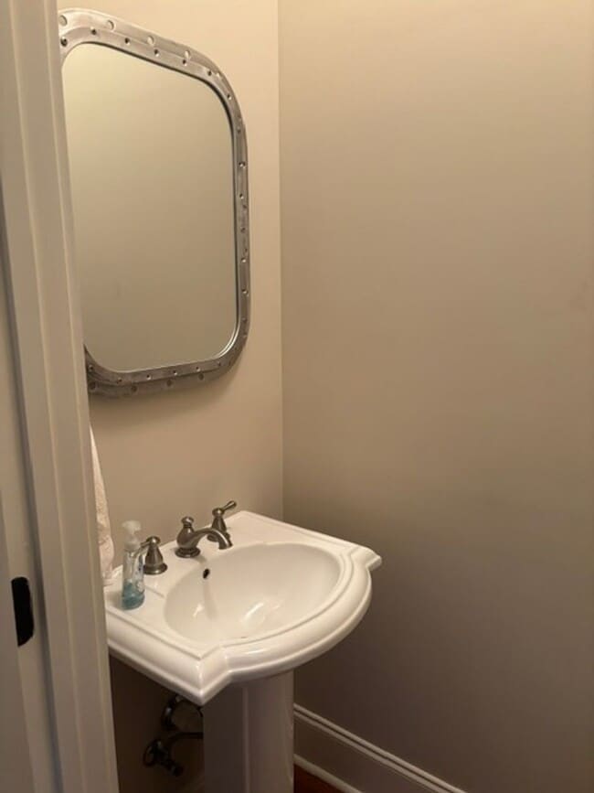 Building Photo - Available Now Fully Furnished Town Home in...
