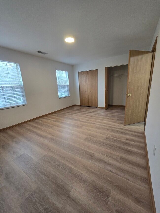 Building Photo - 4135 Oak Tree Ln