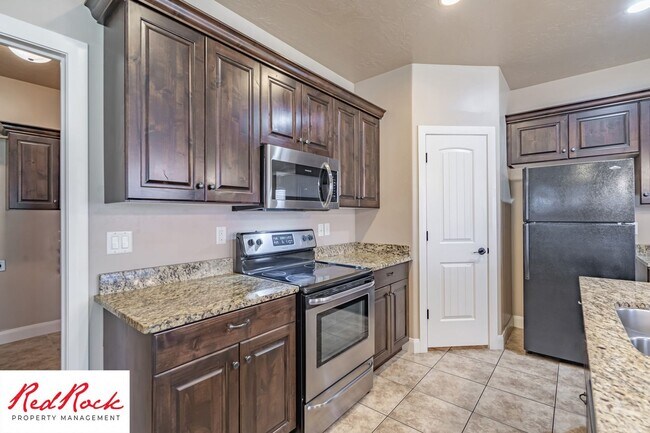 Building Photo - Dog Friendly, Pleasant 4 Bedroom, 2.5 Bathroom Townhome