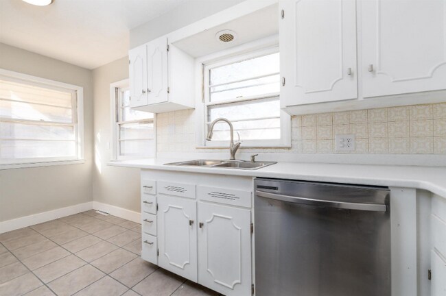 Building Photo - 7720 E Clay St