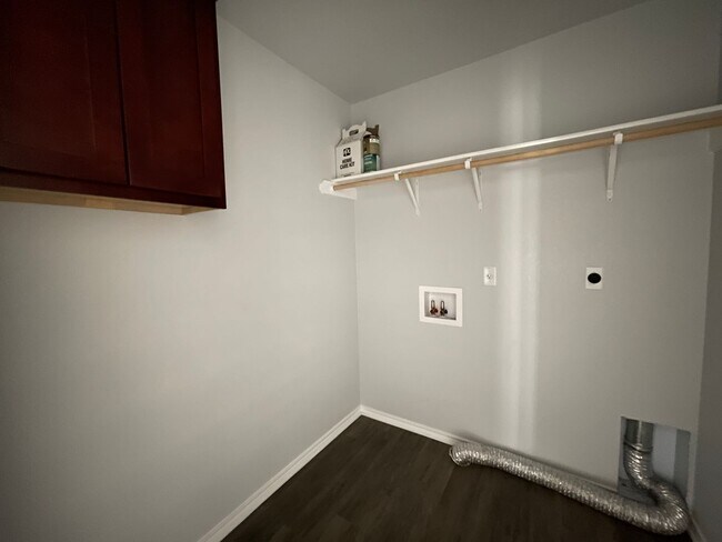 Building Photo - 808 Hickok Dr