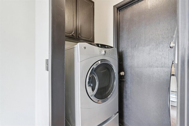 Building Photo - 1420 NE 8th St