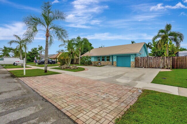 Building Photo - 1402 Cormorant Rd