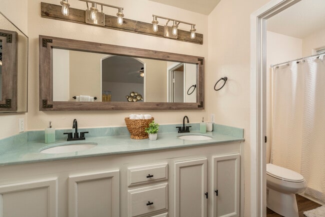 Building Photo - 1762 E Sycamore Rd