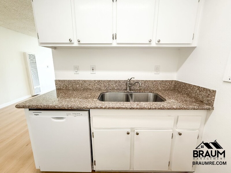 Building Photo - 5461 Kester Ave