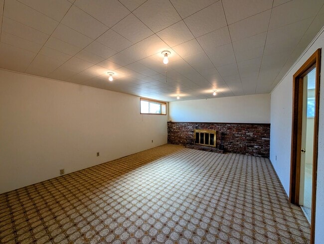 Building Photo - Over Sized 3-Bed, 2.5-Bath SFH w/ 2-Car Garage, & Fenced Backyard!