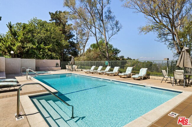 Building Photo - 4275 Vía Arbolada