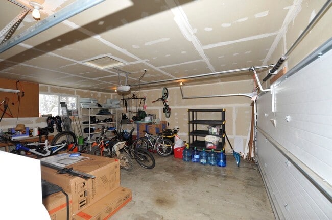 Building Photo - Fairway Golf Course 3 bed 3 bath with basement