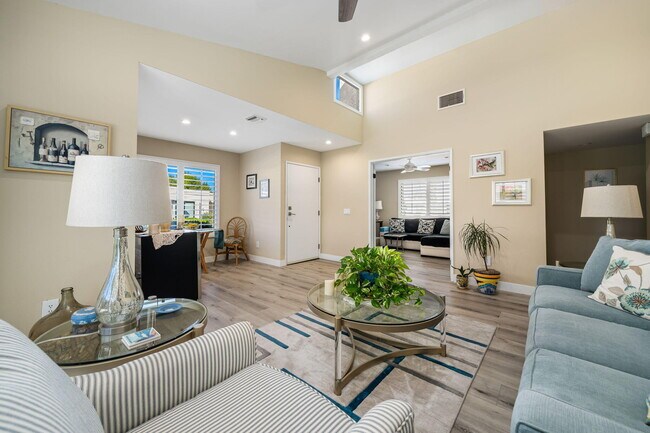 Building Photo - 255 Vía Rengo