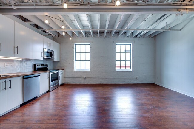 Building Photo - Newly Rennovated Two Bedroom