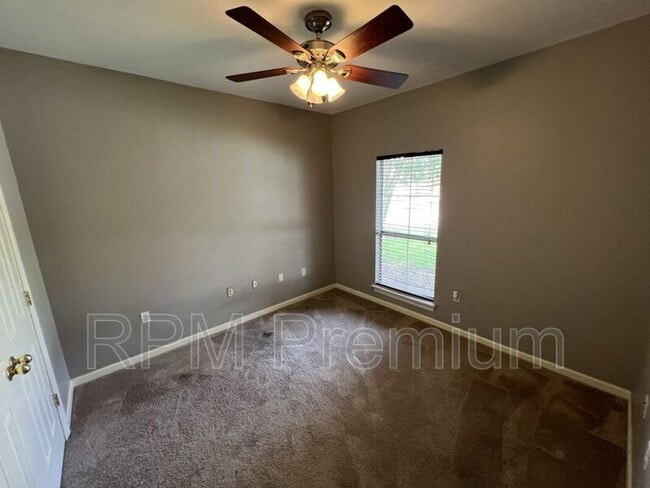 Building Photo - 5518 Arialo Dr