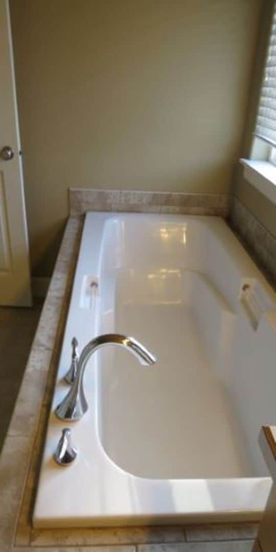 Building Photo - Beautiful home in neighborhood of Bend.  L...