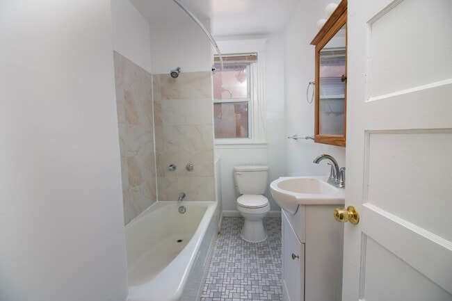 Building Photo - ? ? ? UPDATED 3 BEDROOMS & 1.5 BATH HOME L...