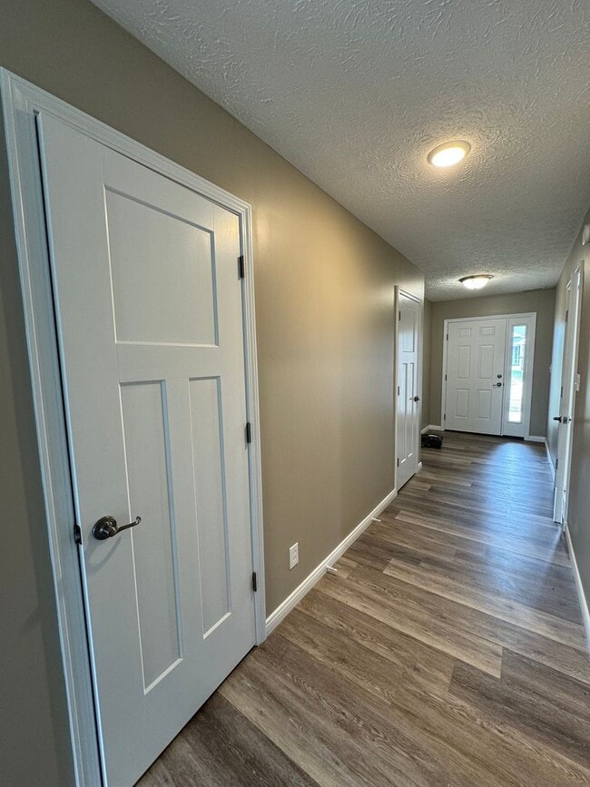 Building Photo - 3 Bedroom Single Family Home Available in ...