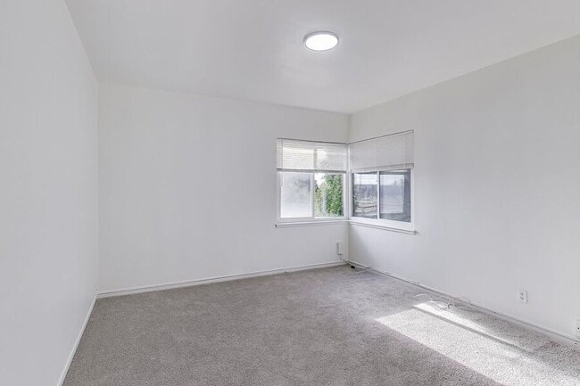 Building Photo - 5492 Ruth Ave