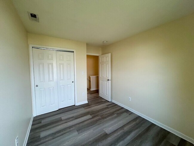 Building Photo - Beautiful 4 bedroom 2.5 bath 2 story home ...