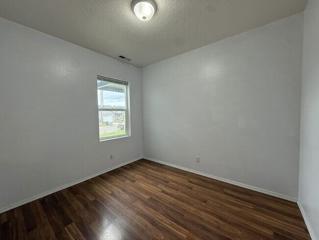 Building Photo - 1631 S 59th St