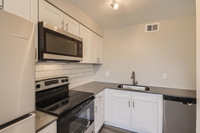 B2 Renovated - 2 Bed 2 Bath - Rise at The District