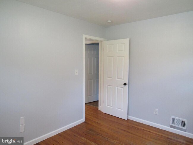 Building Photo - 5515 Helmont Dr