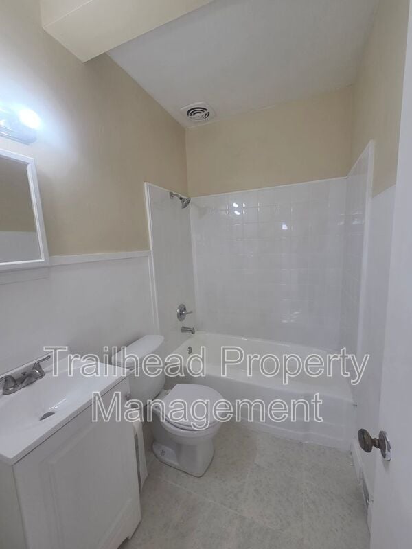 Building Photo - 3115 S Forest Ave