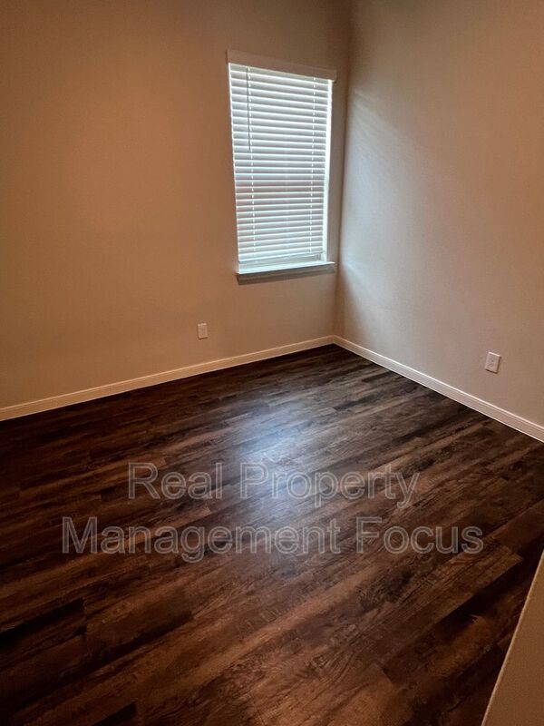 Building Photo - 837 Clark Dr