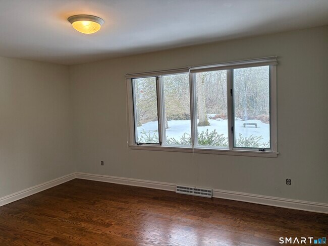 Building Photo - 950 Rock Rimmon Rd