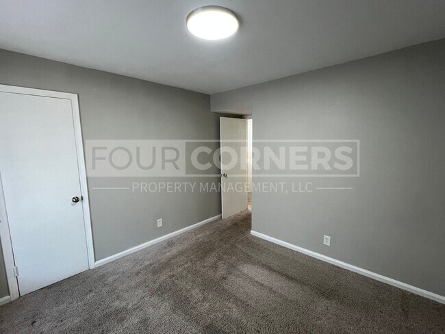 Building Photo - Lovely 2 Bedroom 1.5 Apartment