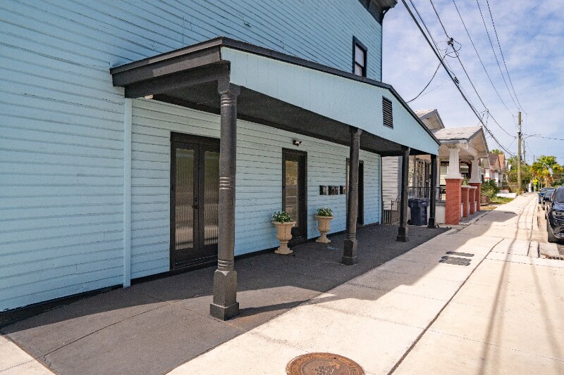 Building Photo - 1221 E Columbus Dr