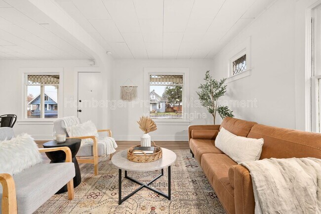 Building Photo - 627 E Wellesley Ave