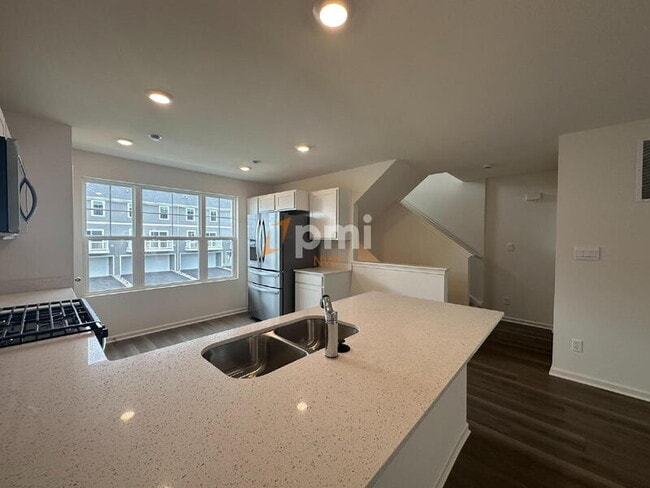 Building Photo - 8750 Clover Ln