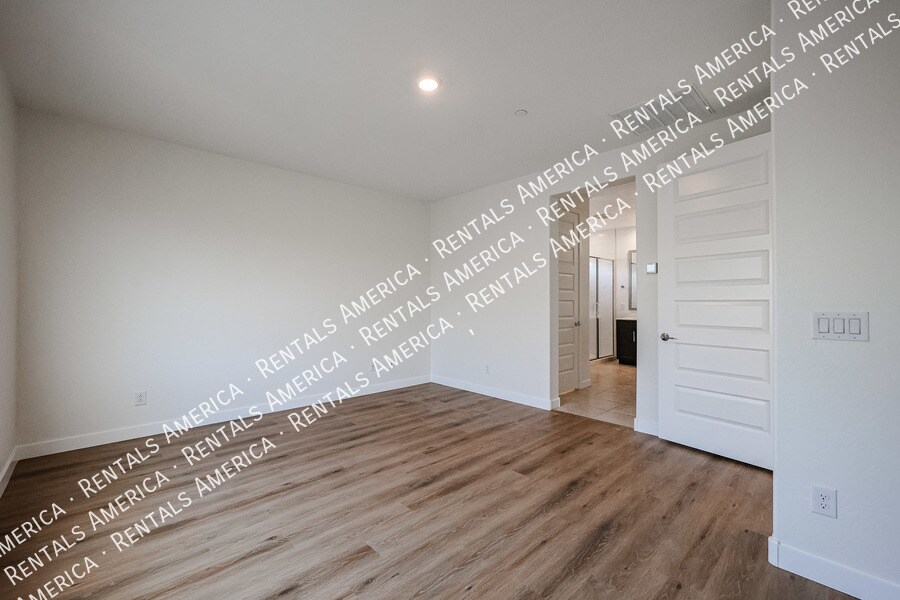 Building Photo - 9718 E Tahoe Ave