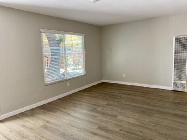 Building Photo - Charming 2 Bedroom in University Heights w...