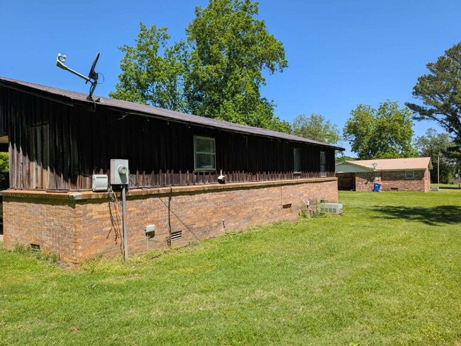Building Photo - 220 Travis Ln