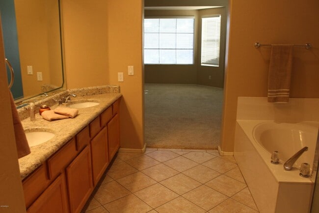 Building Photo - 875 W Aloe Pl