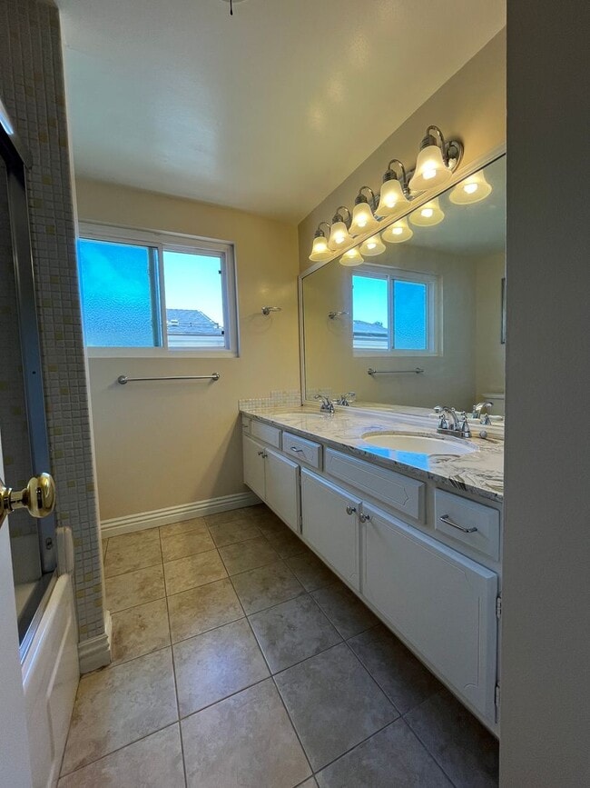 Building Photo - Northridge pool home w/5+3, including down...