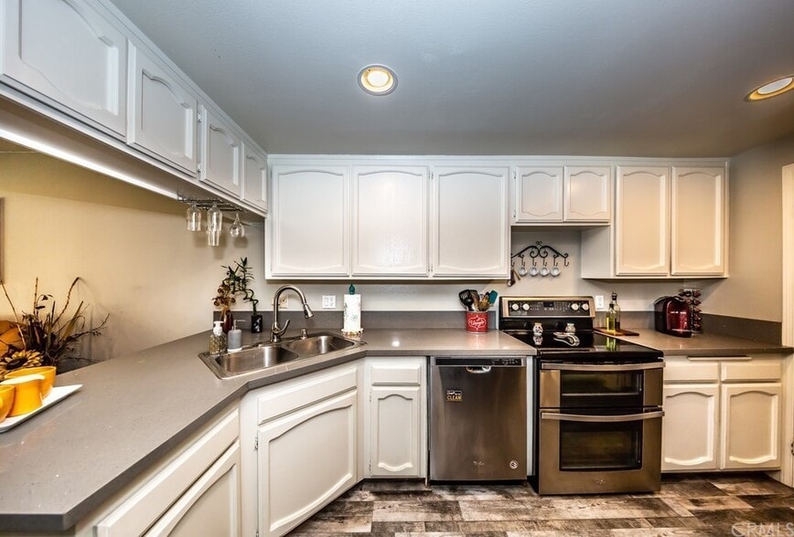 Building Photo - 221 E Ponderosa Ln