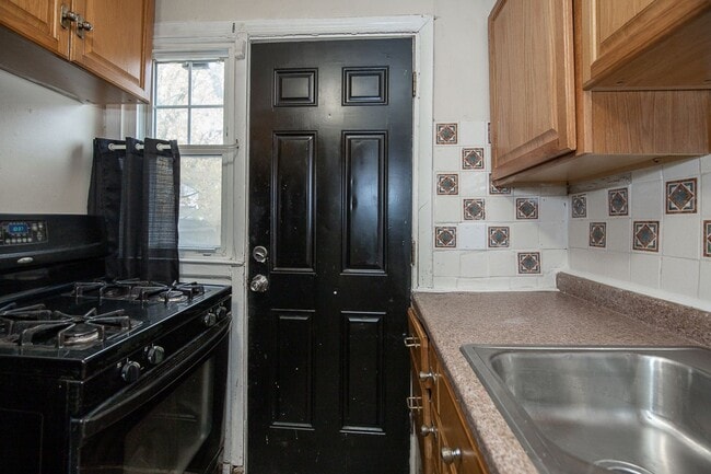 Building Photo - NEWLY RENOVATED! 2 BED, 1 BATH BEAUTIFUL SINGLE FAMILY HOME!