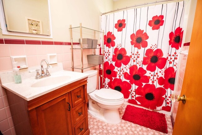 Building Photo - Beautifully updated two bedroom home in We...