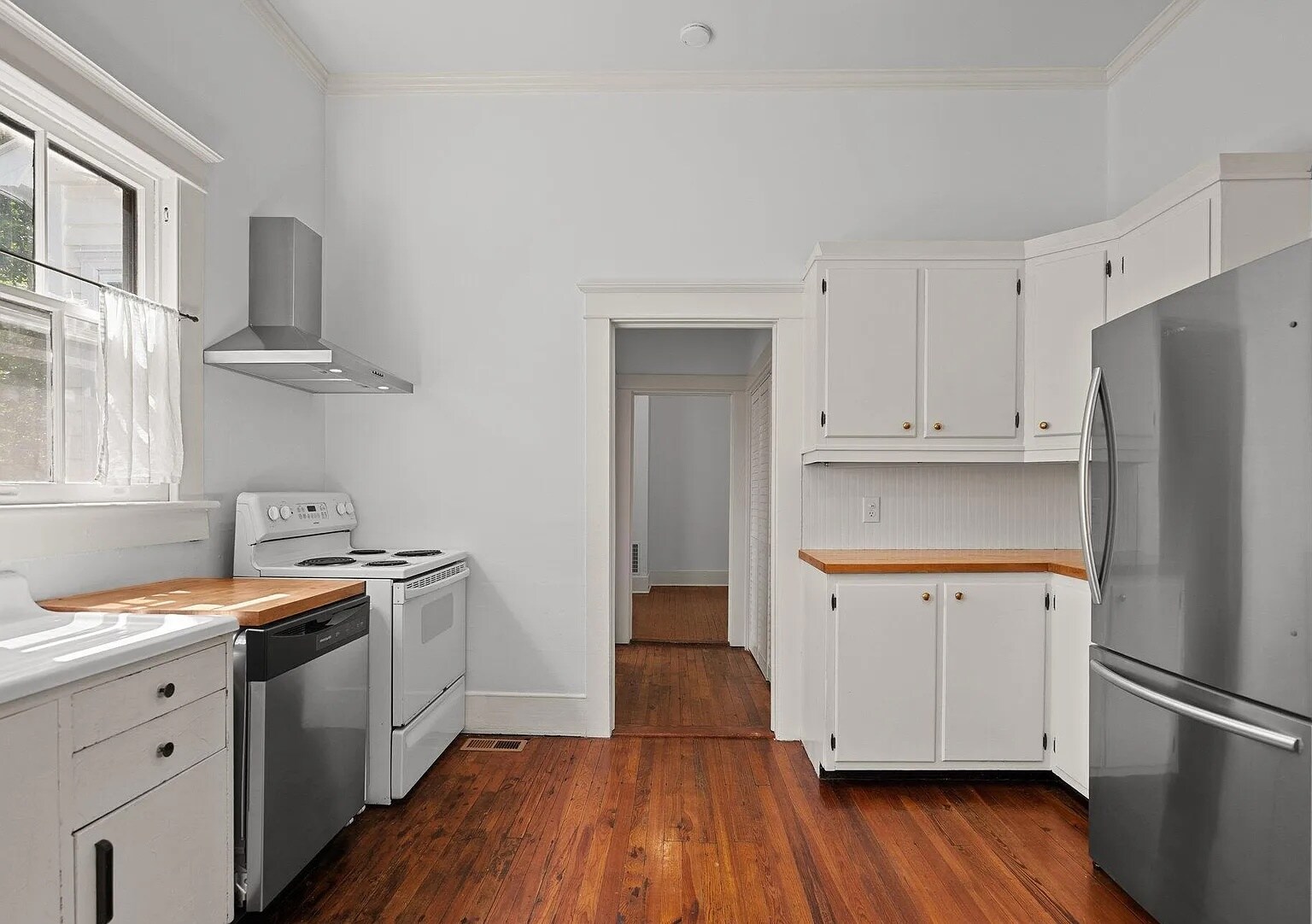 Kitchen - 1904 Wolcott Ave