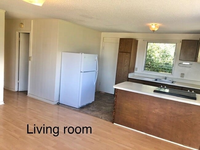 Building Photo - 2 bedroom 1 bathroom perched on the hillsi...