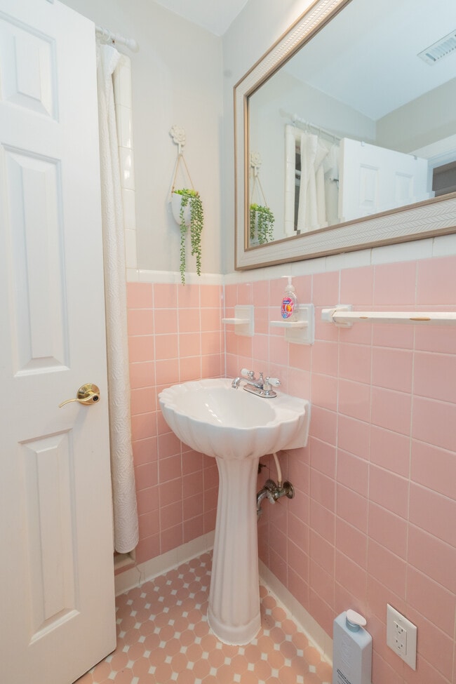 Building Photo - 944 Lakeview Dr