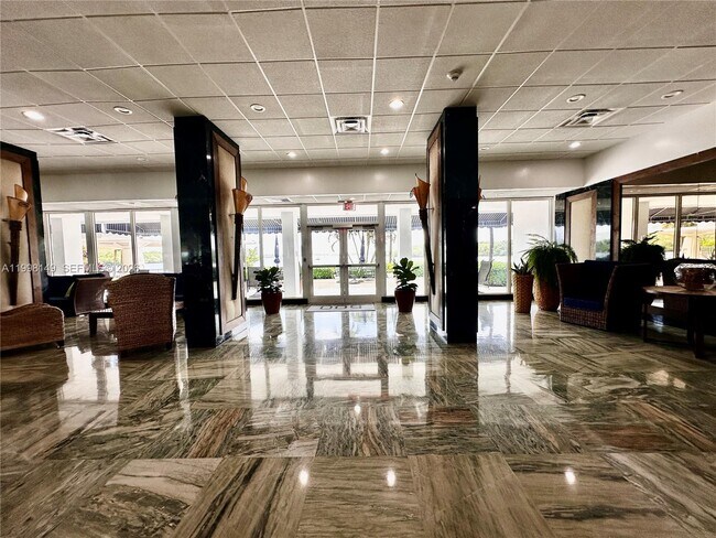 Building Photo - 500 Bayview Dr