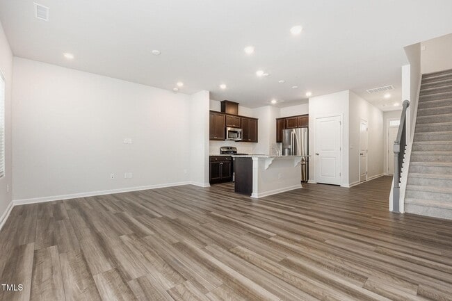 Building Photo - 172 Paramount Dr