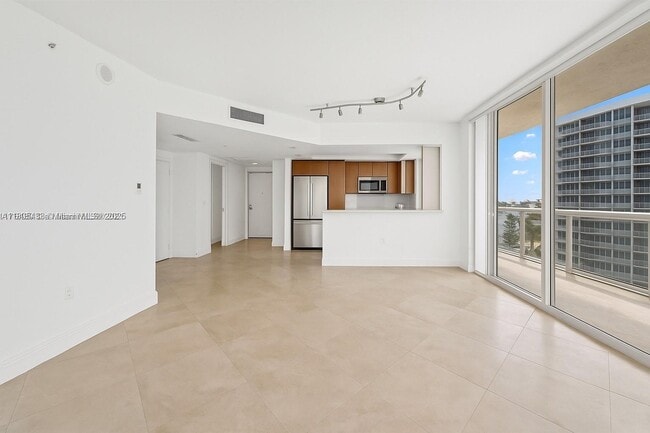 Building Photo - 10 Venetian Way