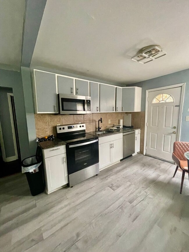 Building Photo - Welcome to this stunning 5-bedroom, 2-bath...